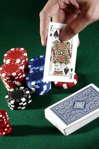 Pengguna membaca bantuan akun dengan teliti